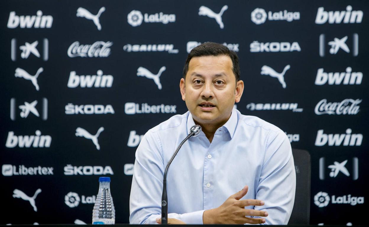 El presidente del Valencia, en una rueda de prensa en la ciudad deportiva de Paterna. 