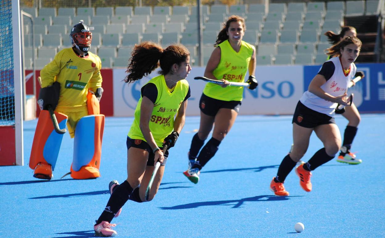 Las Redsticks durante la jornada de ayer en el pabellón de Beteró. 