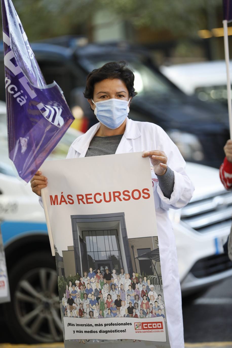 Varias decenas de profesionales sanitarios se acaban de concentrar a las puertas de la Conselleria de Sanidad para reclamar la «incorporación inmediata» de unos 62.000 trabajadores más a nivel nacional (unos 7.500 para la Comunitat) y para exigir que se incremente la financiación sanitaria hasta alcanzar, al menos, la media europea, especialmente para Atención Primaria, escalón sanitario para el que solicitan el 25 por ciento de la inversión.