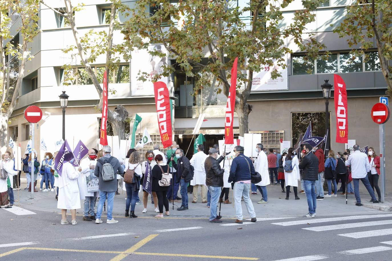 Varias decenas de profesionales sanitarios se acaban de concentrar a las puertas de la Conselleria de Sanidad para reclamar la «incorporación inmediata» de unos 62.000 trabajadores más a nivel nacional (unos 7.500 para la Comunitat) y para exigir que se incremente la financiación sanitaria hasta alcanzar, al menos, la media europea, especialmente para Atención Primaria, escalón sanitario para el que solicitan el 25 por ciento de la inversión.