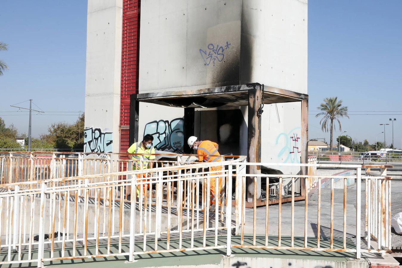 Un incendio ha agravado más si cabe el lamentable estado de la Torre Miramar, la estructura que preside el acceso a Valencia por la avenida Cataluña cerrada prácticamente desde el primer día. Los bomberos acudieron para sofocar las llamas de una caseta de obras situada junto a la puerta del ascensor.