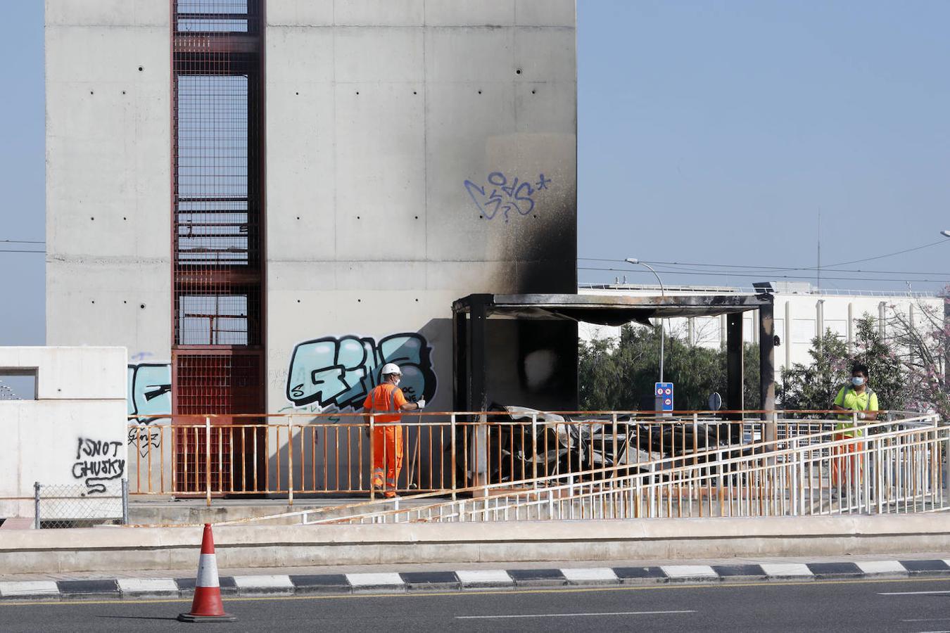 Un incendio ha agravado más si cabe el lamentable estado de la Torre Miramar, la estructura que preside el acceso a Valencia por la avenida Cataluña cerrada prácticamente desde el primer día. Los bomberos acudieron para sofocar las llamas de una caseta de obras situada junto a la puerta del ascensor.