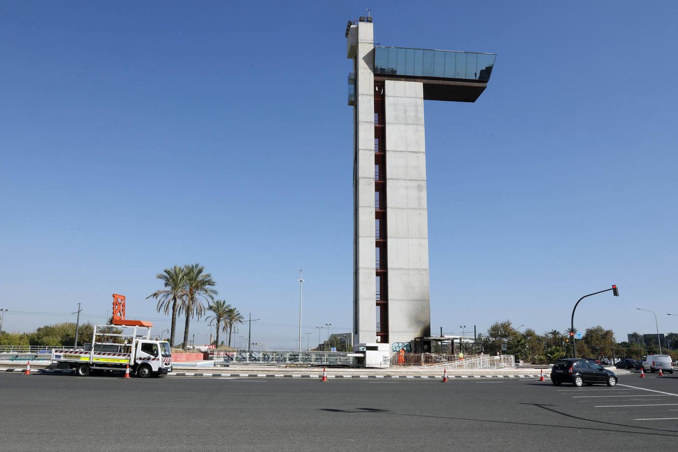 Un incendio ha agravado más si cabe el lamentable estado de la Torre Miramar, la estructura que preside el acceso a Valencia por la avenida Cataluña cerrada prácticamente desde el primer día. Los bomberos acudieron para sofocar las llamas de una caseta de obras situada junto a la puerta del ascensor.