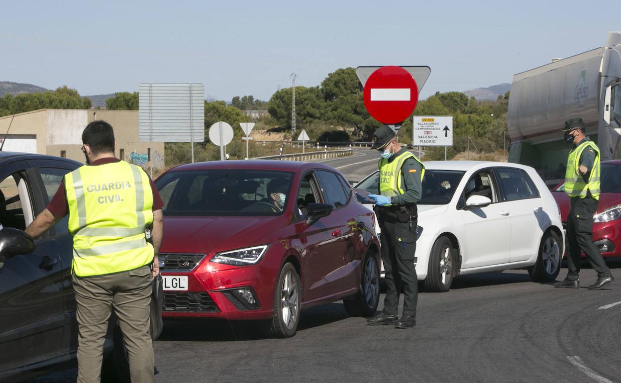 Control de la Guardia Civil ayer al mediodía en Camporrobles, municipio valenciano situado al límite de Castilla-La Mancha. 