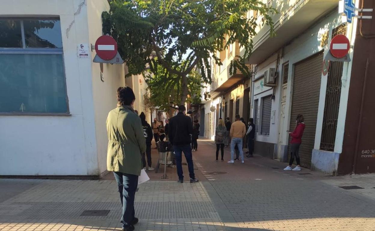 Las colas que se forman a las puertas del centro de salud. 