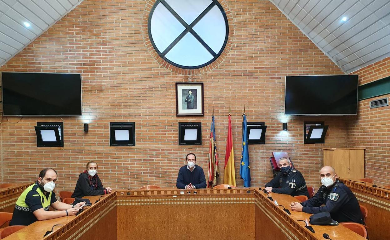 El alcalde, Guillermo Luján, felicita a los agentes de policía. 