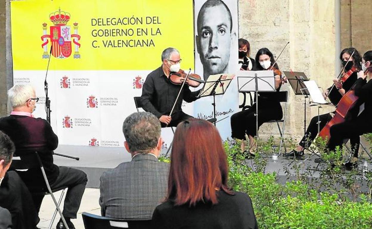 Homenaje a Miguel Hernádnez en el 110 aniversario de su nacimiento. 