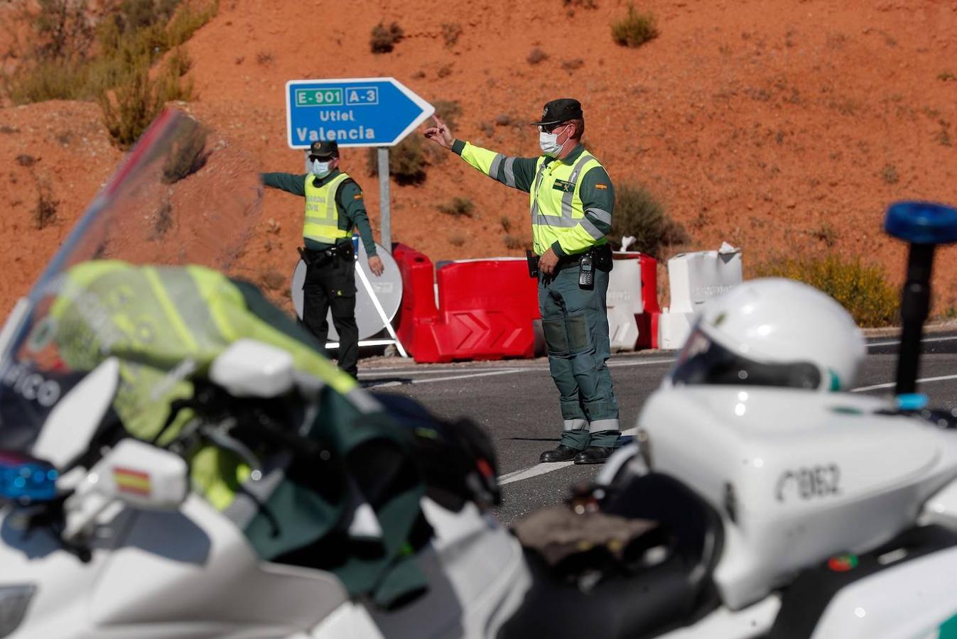 La Comunitat Valenciana ha iniciado el mediodía del viernes y durante una semana su confinamiento perimetral al registrar una transmisión comunitaria sostenida y generalizada por coronavirus. La Guardia Civil controla las entradas y salidas en las carreteras valencianas en un fin de semana que tradicionalmente tiene un movimiento muy importante entre comunidades