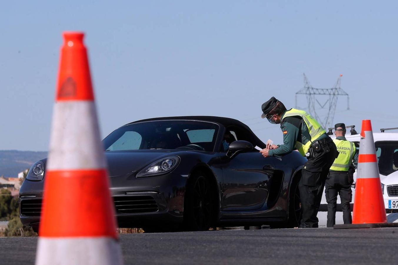 La Comunitat Valenciana ha iniciado el mediodía del viernes y durante una semana su confinamiento perimetral al registrar una transmisión comunitaria sostenida y generalizada por coronavirus. La Guardia Civil controla las entradas y salidas en las carreteras valencianas en un fin de semana que tradicionalmente tiene un movimiento muy importante entre comunidades