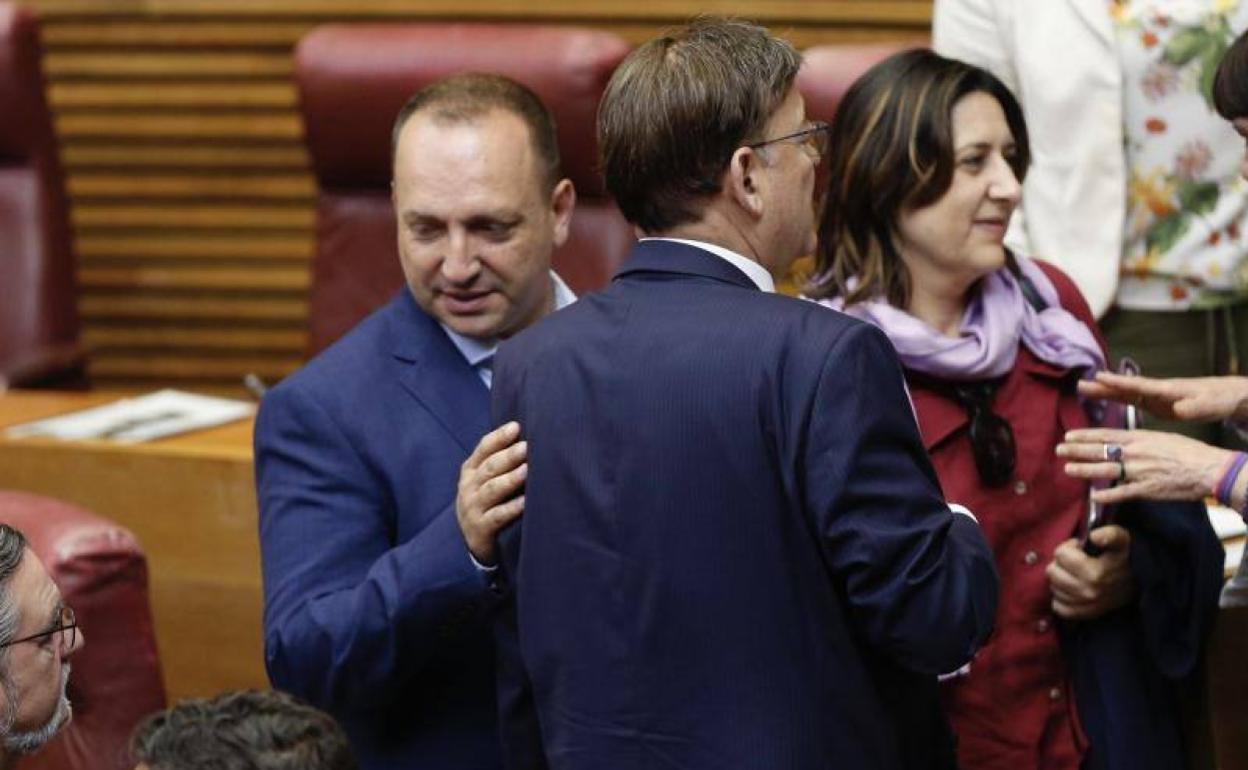 Martínez Dalmau y Rosa Pérez, junto al presidente Puig, en Les Corts. 