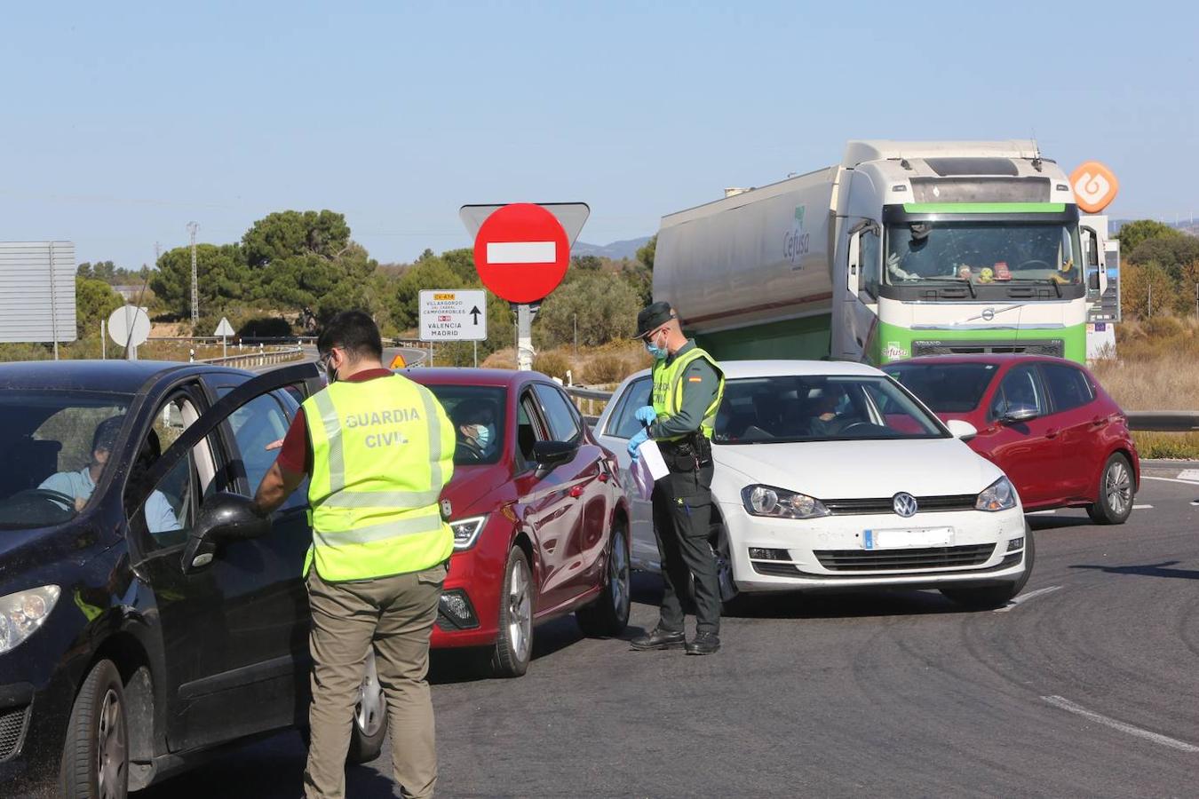 La Comunitat Valenciana ha iniciado el mediodía del viernes y durante una semana su confinamiento perimetral al registrar una transmisión comunitaria sostenida y generalizada por coronavirus. La Guardia Civil controla las entradas y salidas en las carreteras valencianas en un fin de semana que tradicionalmente tiene un movimiento muy importante entre comunidades