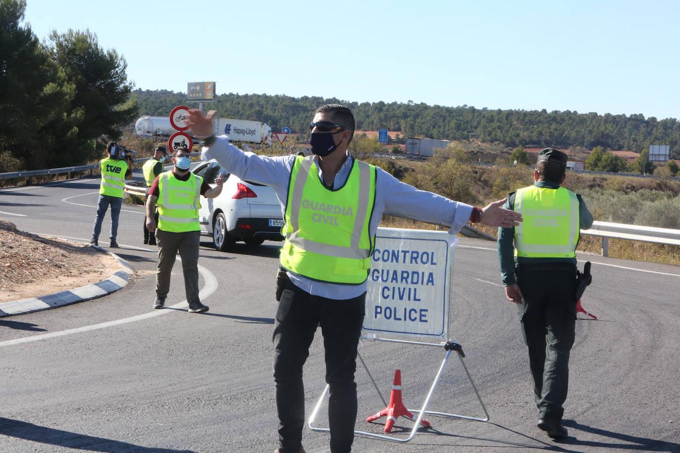 La Comunitat Valenciana ha iniciado el mediodía del viernes y durante una semana su confinamiento perimetral al registrar una transmisión comunitaria sostenida y generalizada por coronavirus. La Guardia Civil controla las entradas y salidas en las carreteras valencianas en un fin de semana que tradicionalmente tiene un movimiento muy importante entre comunidades