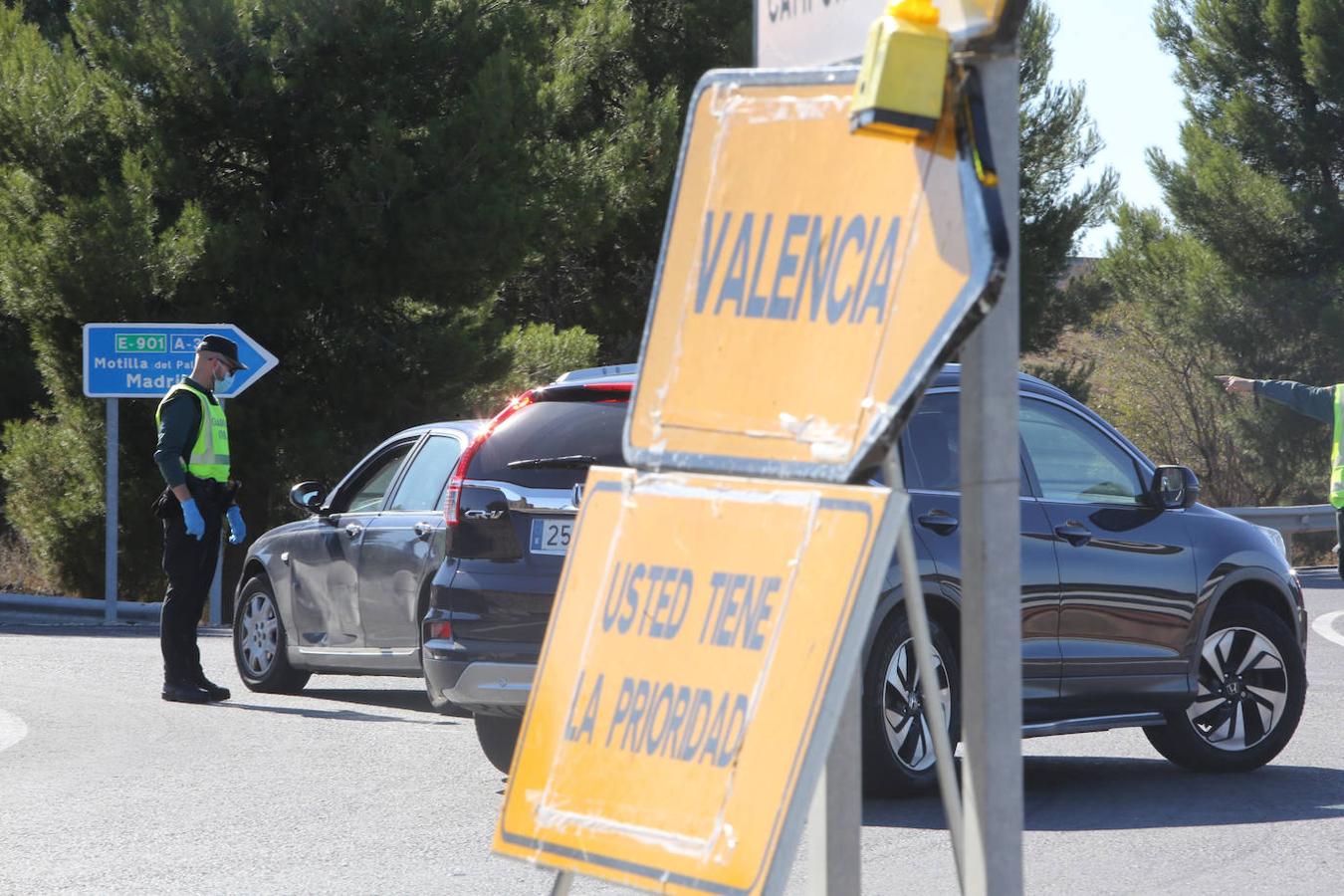 La Comunitat Valenciana ha iniciado el mediodía del viernes y durante una semana su confinamiento perimetral al registrar una transmisión comunitaria sostenida y generalizada por coronavirus. La Guardia Civil controla las entradas y salidas en las carreteras valencianas en un fin de semana que tradicionalmente tiene un movimiento muy importante entre comunidades