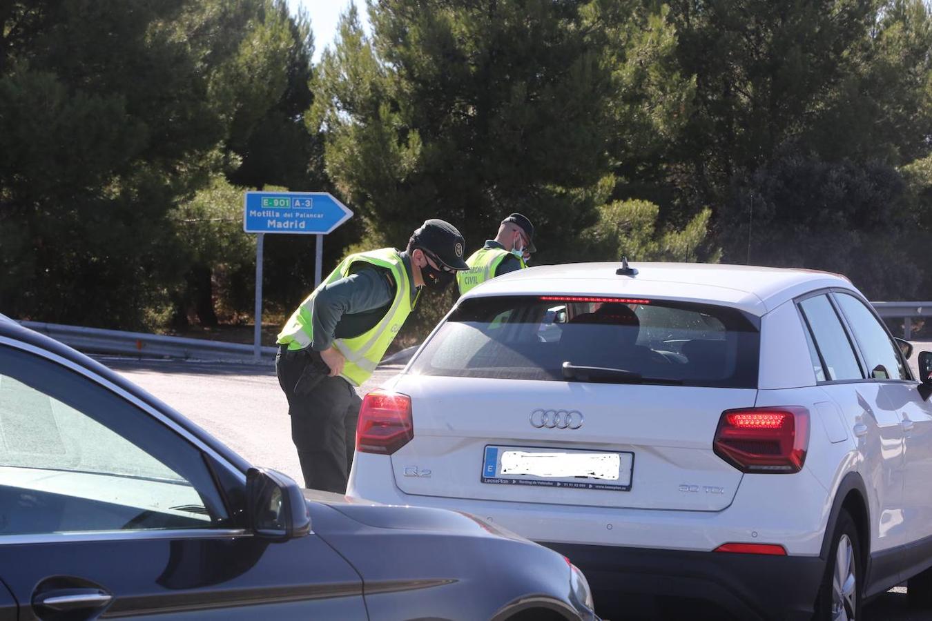 La Comunitat Valenciana ha iniciado el mediodía del viernes y durante una semana su confinamiento perimetral al registrar una transmisión comunitaria sostenida y generalizada por coronavirus. La Guardia Civil controla las entradas y salidas en las carreteras valencianas en un fin de semana que tradicionalmente tiene un movimiento muy importante entre comunidades