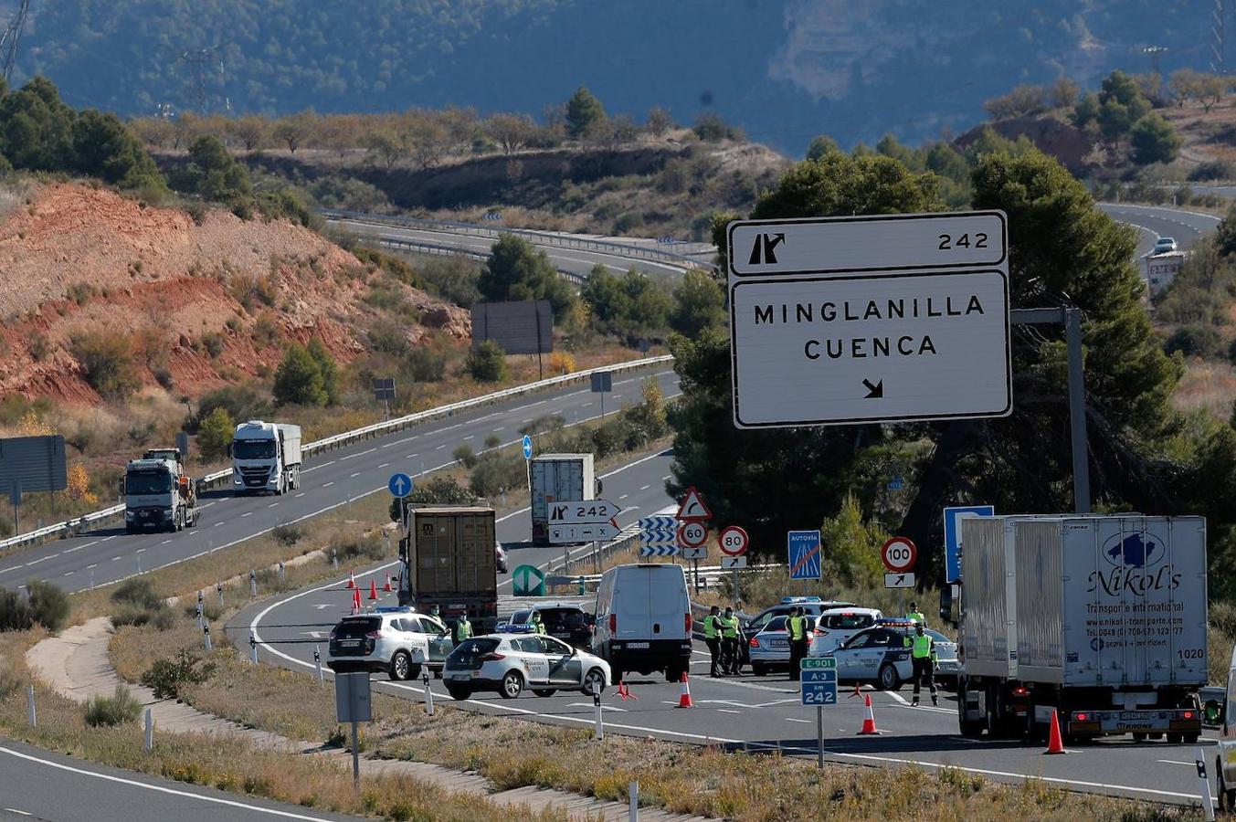 La Comunitat Valenciana ha iniciado el mediodía del viernes y durante una semana su confinamiento perimetral al registrar una transmisión comunitaria sostenida y generalizada por coronavirus. La Guardia Civil controla las entradas y salidas en las carreteras valencianas en un fin de semana que tradicionalmente tiene un movimiento muy importante entre comunidades