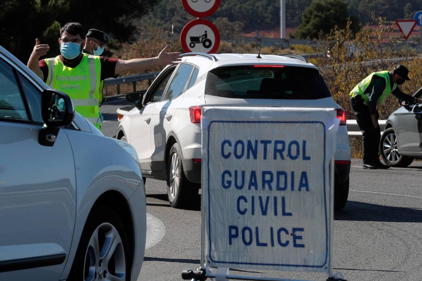 La Comunitat Valenciana ha iniciado el mediodía del viernes y durante una semana su confinamiento perimetral al registrar una transmisión comunitaria sostenida y generalizada por coronavirus. La Guardia Civil controla las entradas y salidas en las carreteras valencianas en un fin de semana que tradicionalmente tiene un movimiento muy importante entre comunidades