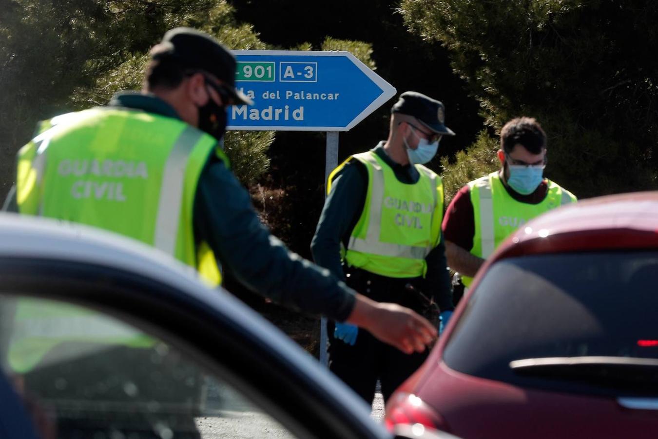 La Comunitat Valenciana ha iniciado el mediodía del viernes y durante una semana su confinamiento perimetral al registrar una transmisión comunitaria sostenida y generalizada por coronavirus. La Guardia Civil controla las entradas y salidas en las carreteras valencianas en un fin de semana que tradicionalmente tiene un movimiento muy importante entre comunidades