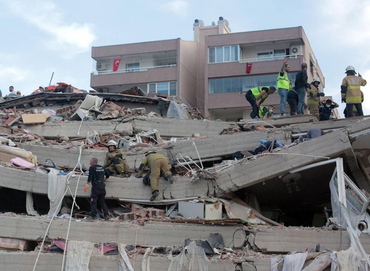 Un terremoto de magnitud 6,8 en la escala de Richter sacudió la isla griega de Samos, en el este de país, y la costa egea de Turquía. El seísmo ha provocado muertos y centenares de heridos