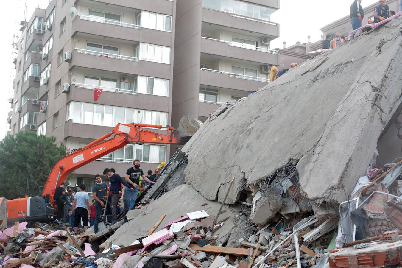 Un terremoto de magnitud 6,8 en la escala de Richter sacudió la isla griega de Samos, en el este de país, y la costa egea de Turquía. El seísmo ha provocado muertos y centenares de heridos