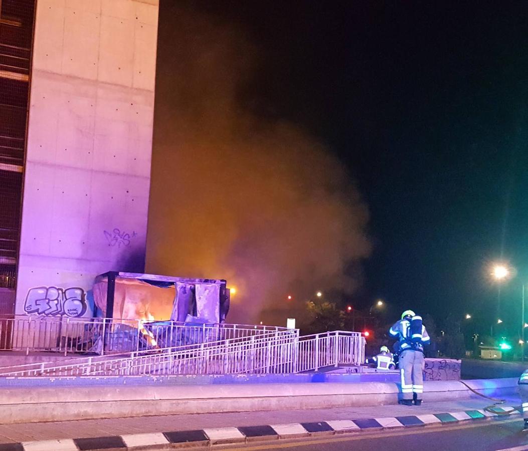 Un incendio ha agravado más si cabe el lamentable estado de la Torre Miramar, la estructura que preside el acceso a Valencia por la avenida Cataluña cerrada prácticamente desde el primer día. Los bomberos acudieron para sofocar las llamas de una caseta de obras situada junto a la puerta del ascensor.