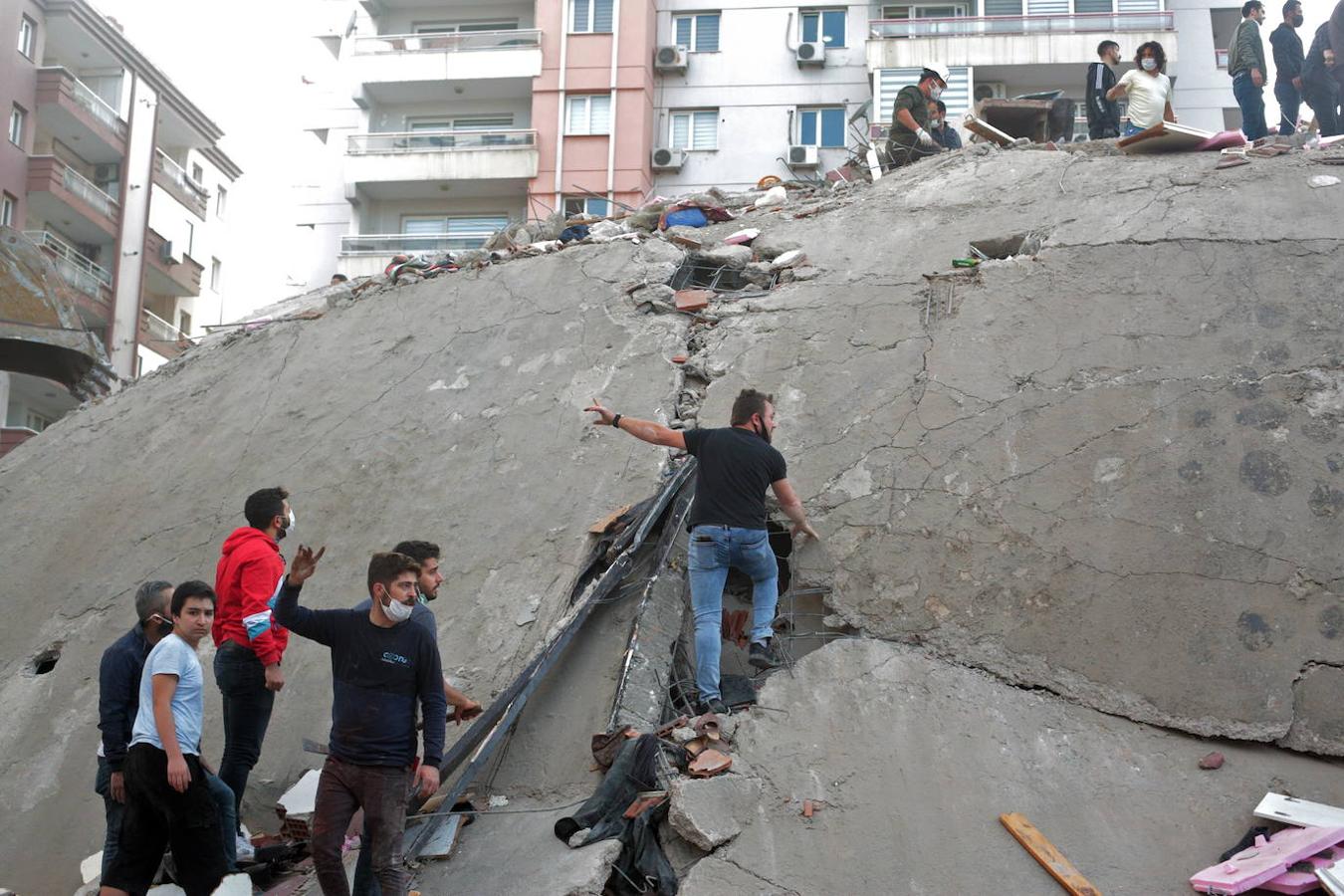 Un terremoto de magnitud 6,8 en la escala de Richter sacudió la isla griega de Samos, en el este de país, y la costa egea de Turquía. El seísmo ha provocado muertos y centenares de heridos