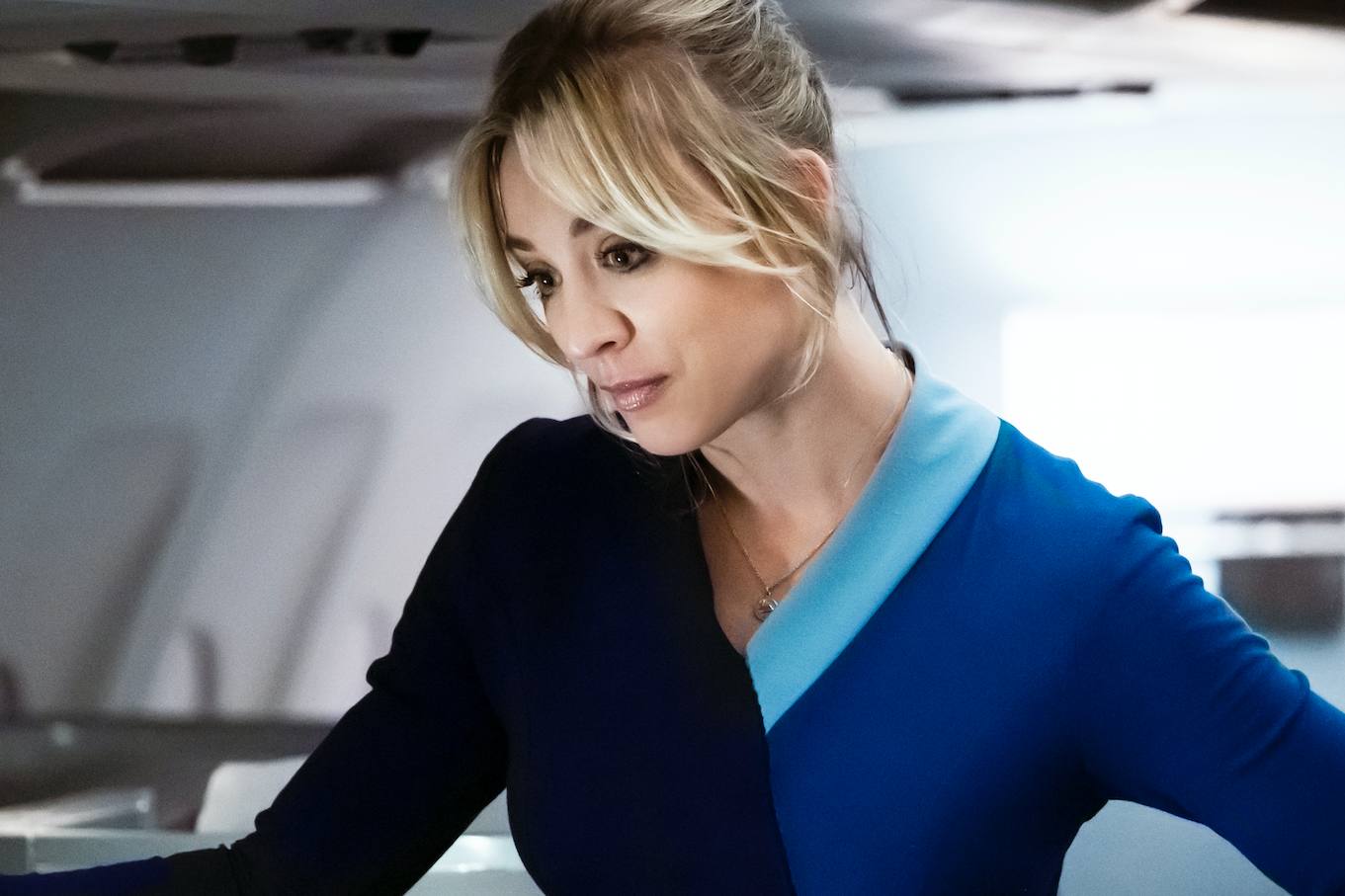 'THE FLIGHT ATTENDANT', 27 de noviembre en HBO. Una asistente de vuelo se despierta en el hotel equivocado, en la cama equivocada, con un hombre muerto y sin idea de lo que sucedió. Kaley Cuoco protagoniza esta comedia negra y de suspense de ocho episodios basada en la novela homónima de Chris Bohjalian que plantea cómo una vida entera puede cambiar en una sola noche.