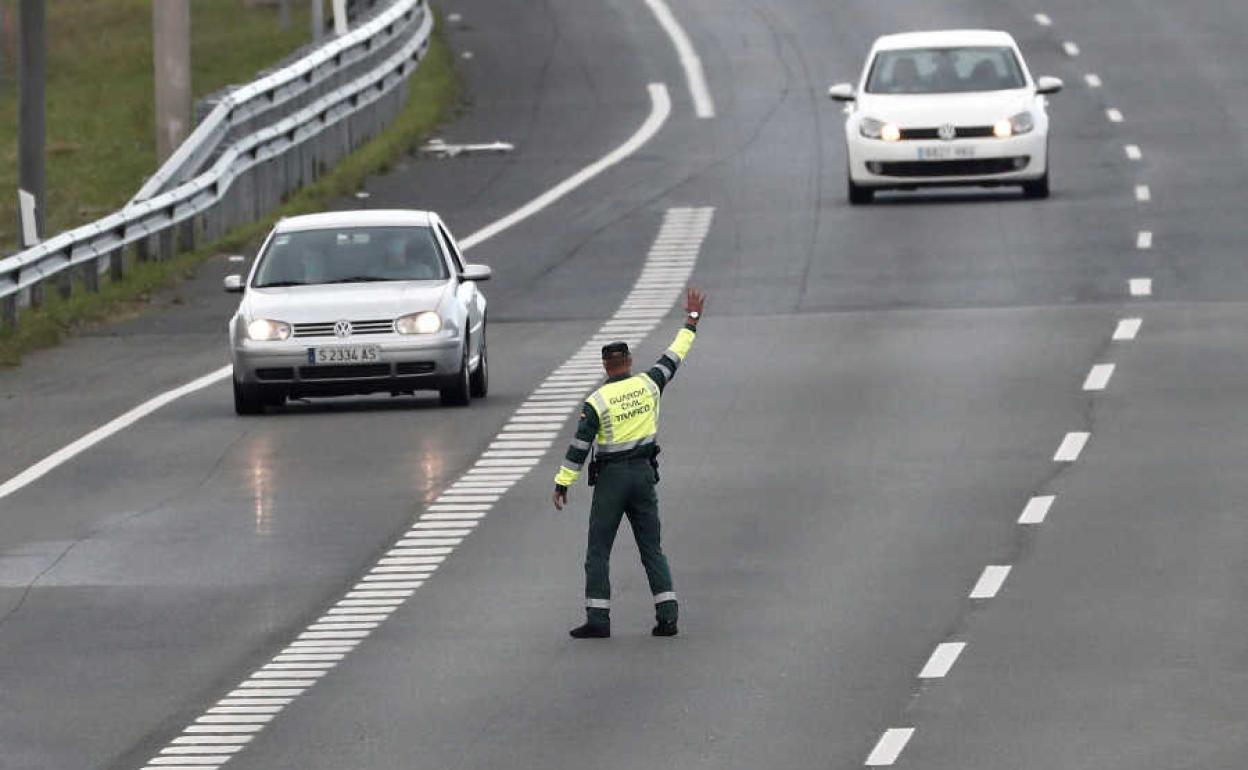 Control de la Guardia Civil de Tráfico durante la pandemia del coronavirus.