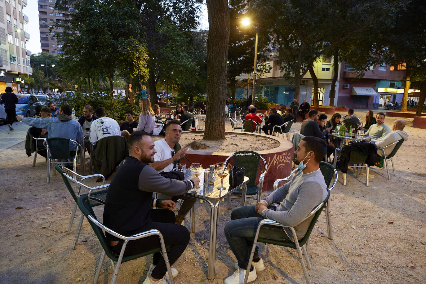 Decenas de patrullas se distribuyen por zonas como Honduras, el Cedro o Benimaclet para reducir el riesgo de fiestas ilegales por la tarde.