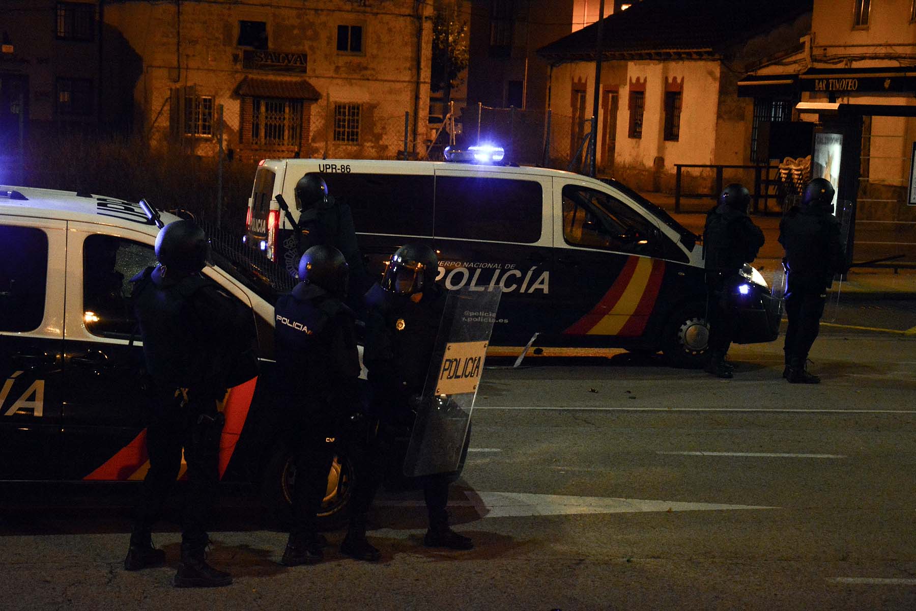 Fotos: La concentración contra las medidas anticovid acaba en batalla campal en Gamonal