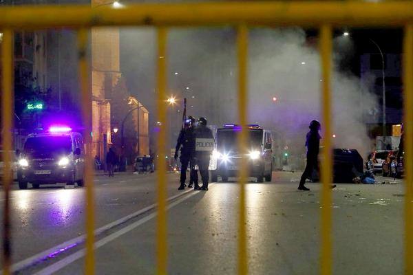 Fotos: La concentración contra las medidas anticovid acaba en batalla campal en Gamonal