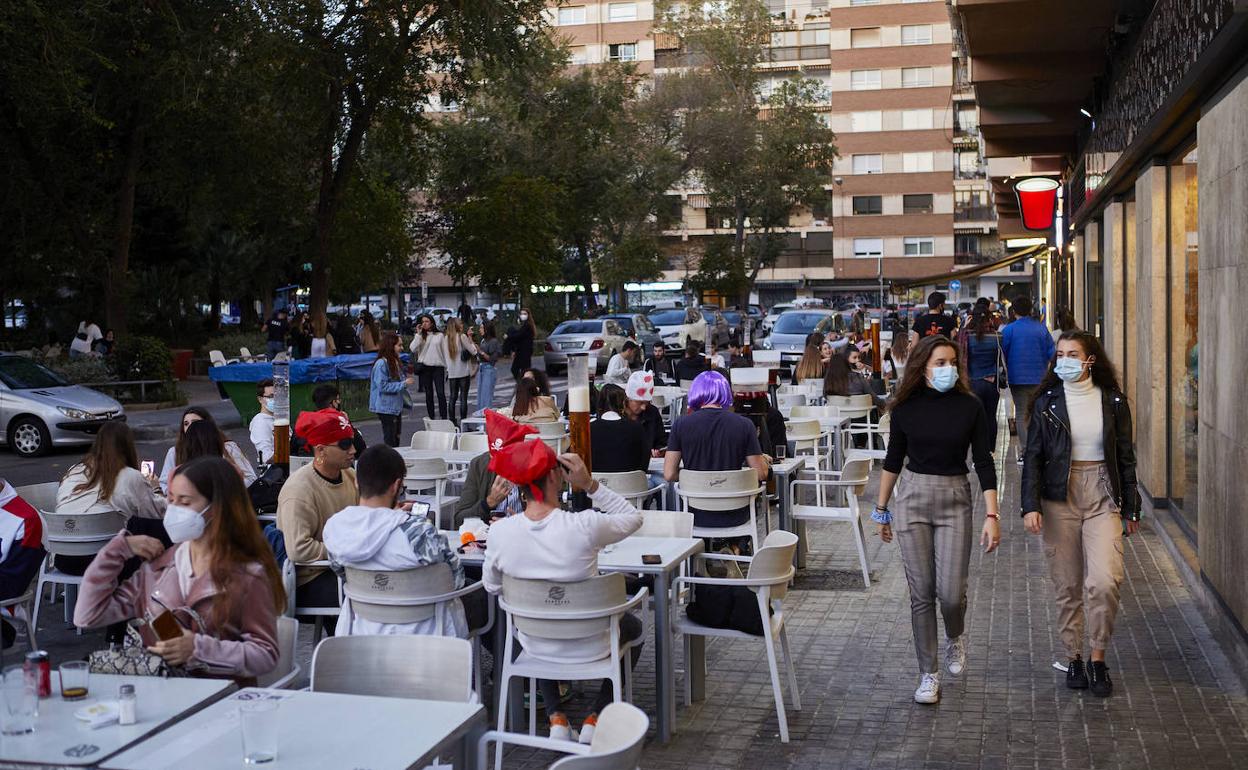 Jóvenes en una terraza de Valencia.