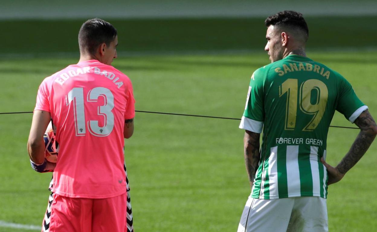 El meta del Elche, Edgar Badía, con Sanabria durante el encuentro de este domingo. 