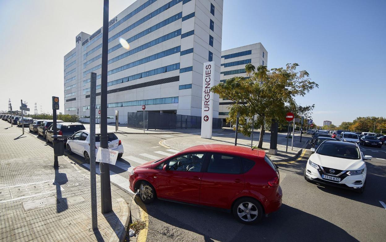 Coches en La Fe hacen cola para una PCR. iván arlandis