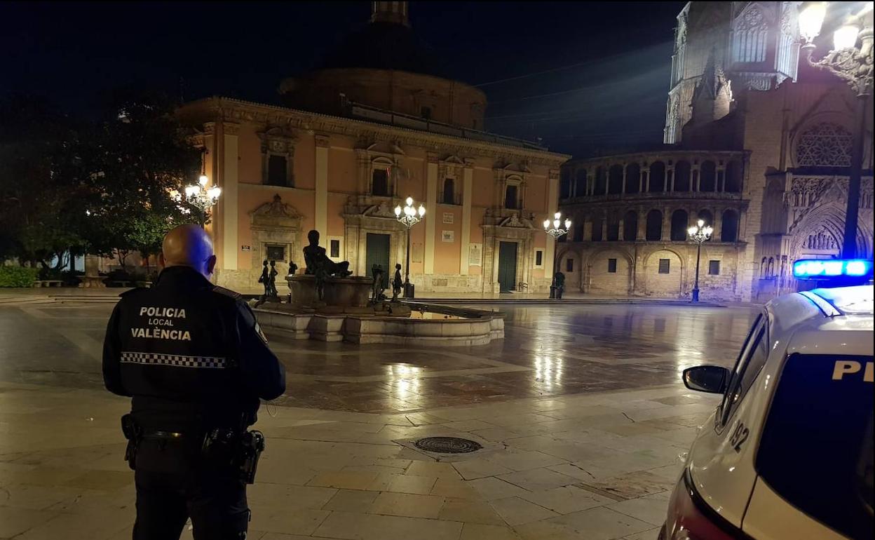 Uno de los agentes, la noche de Halloween en Valencia. 