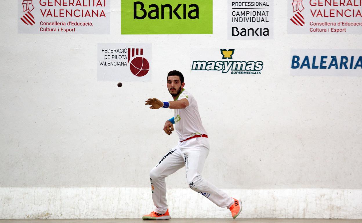 José Salvador se prepara para golpear en la partida de este domingo. 