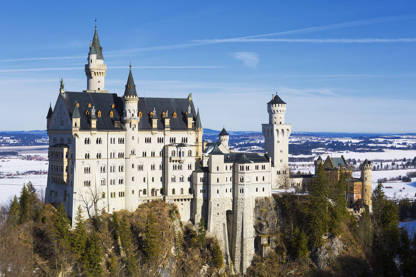 Neuschwanstein (Alemania). El castillo de Neuschwanstein, que significa "nuevo cisne de piedra", se abrió al público tras la muerte del rey Luis II en 1886 y desde entonces se ha convertido en un destino de lo más popular. Se construyó en una época en que los castillos y las fortalezas ya no eran necesarios desde el punto de vista estratégico, sino como un refugio del mundo exterior. 