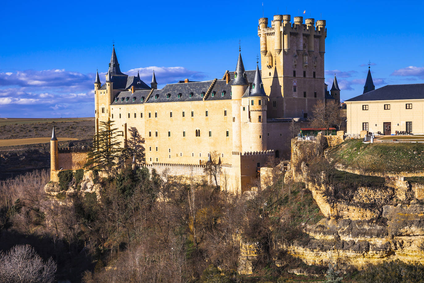 Alcázar de Segovia (España). La fortaleza ha sido declarada Patrimonio de la Humanidad por la UNESCO y forma una parte viva de la ciudad castellana, elegida como lugar de residencia por muchos de los monarcas de la dinastía Trastámara. 