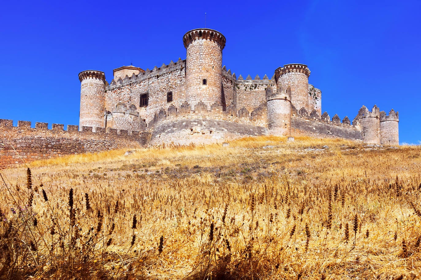 Castillo de Belmonte (España). Ubicado en la provincia de Cuenca, se trata de un castillo gótico-mudéjar, obra del Maestro Hanequín de Bruselas. Se construyó sobre el monte de San Cristóbal con una planta única. 