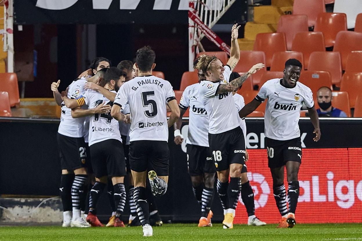 Piña de celebración.
Los jugadores, con Yunus ya
corriendo hacia su campo,
seguían abrazados festejando
el tanto del extremo
valencianista. iván arlandis
