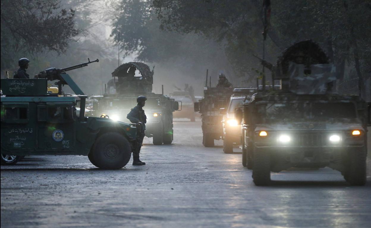 Blindados de las fuerzas de seguridad afganas desplegados en la Universidad de Kabul tras el ataque.