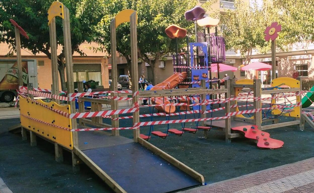 Todos los municipios han decidido cerrar jardines y parques infantiles. En la foto, uno de Massanassa. 