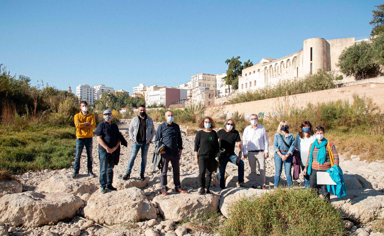 Representantes de Compromís, ayer en el cauce seco del río Serpis. 