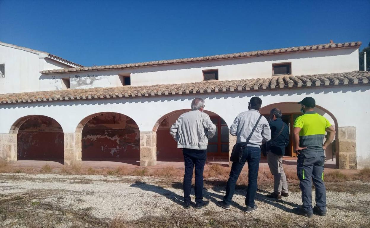 Técnicos del consistorio durante la visita a las instalaciones. 