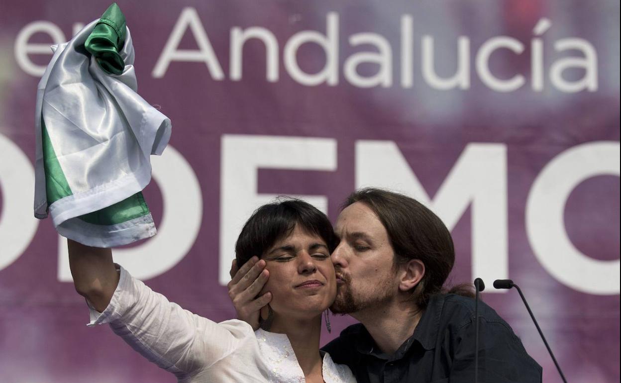 Pablo Iglesias besa a Teresa Rodríguez en un mitin electoral en Málaga.