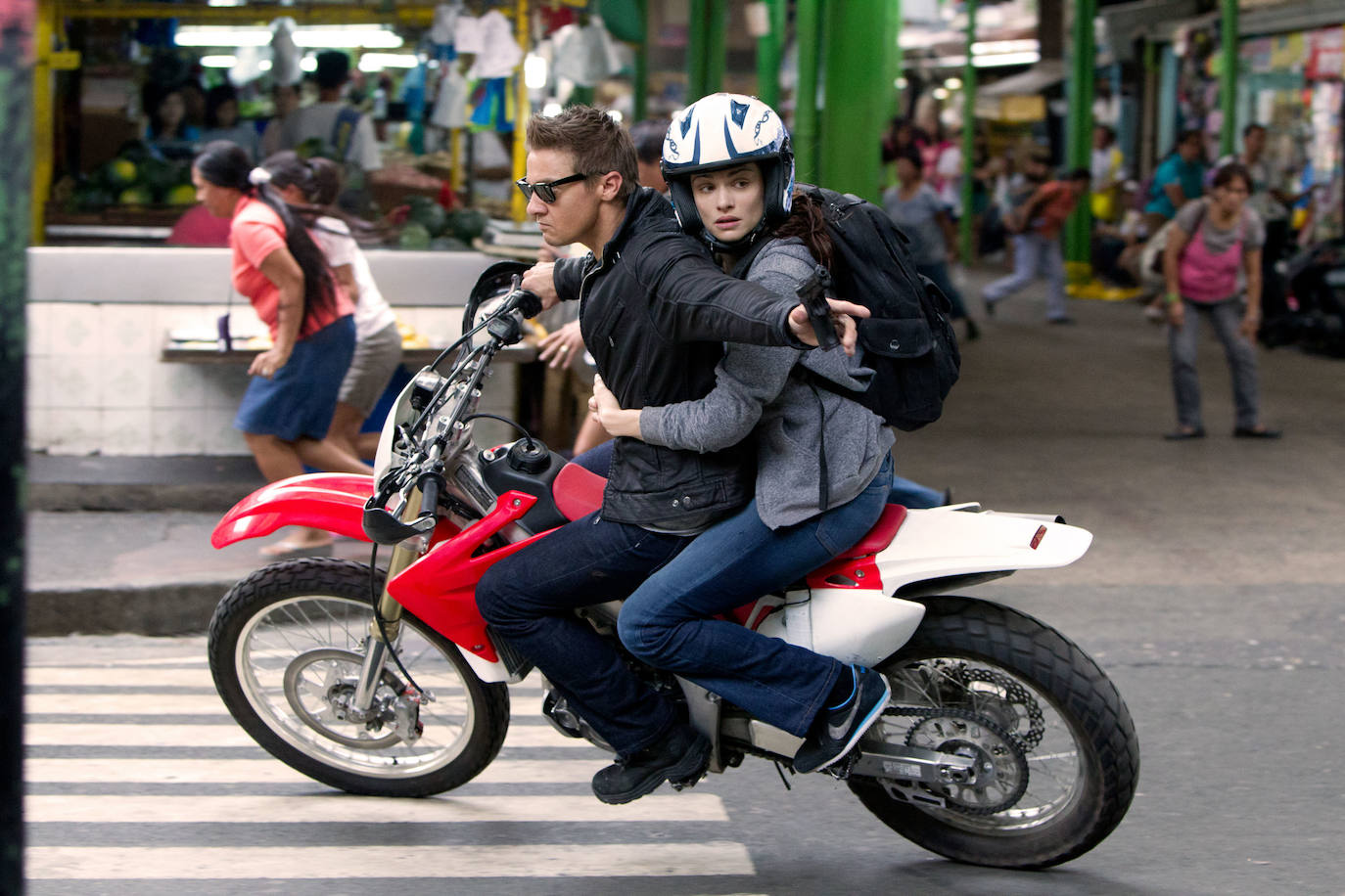 12.- 'EL LEGADO DE BOURNE' | El actor Jeremy Renner (que interpreta al agente Aaron Cross) actúa a lomos de una Honda CRF450X.