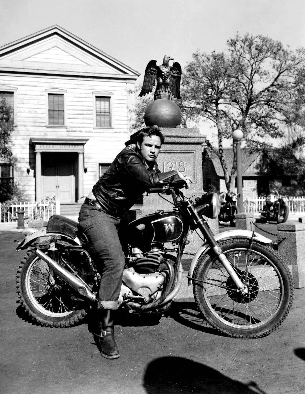 4.- 'SALVAJE' | Un joven Marlon Brando, rebelde, vestido con una chupa de cuero negro y mirada provocadora, protagoniza la mítica película 'Salvaje' ('The Wild One'). Su compañera: una Triumph 6T Thunderbird, que conduce por las calles de Wrightsville.