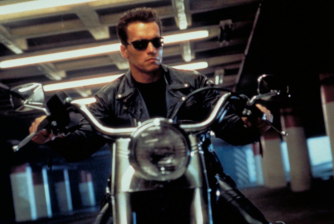 0.- 'TERMINATOR 2' | La moto que utilizó Arnold Schwarzenegger en 'Terminator 2' es una Harley-Davidson Fat Boy FLSTF. La moto se subastó en 2018, en la casa de subastas Profiles in History, por un total de 520.000 dólares.