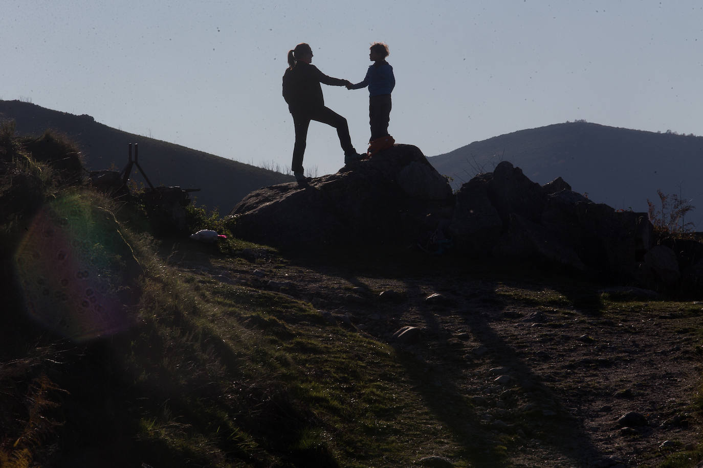 La sierra de Os Ancares es un paraje de visita obligatoria. Situada en el este de la provincia de Lugo, en la frontera con las comunidades vecinas de Castilla y León y El Principado de Asturias, se distribuye a lo largo de más de 50.000 hectáreas. Con una infinita red de senderos cruza profundos valles y asciende hasta cumbres de 2.000 metros de altura. En otoño el manto vegetal adquiere tonos rojizos. En invierno, esta zona permanece cubierta por la nieve, algo que cambia con la llegada de la primavera, cuando las aguas del deshielo fluyen desde las cumbres hasta las zonas bajas, formando numerosos riachuelos y pequeñas cascadas. 