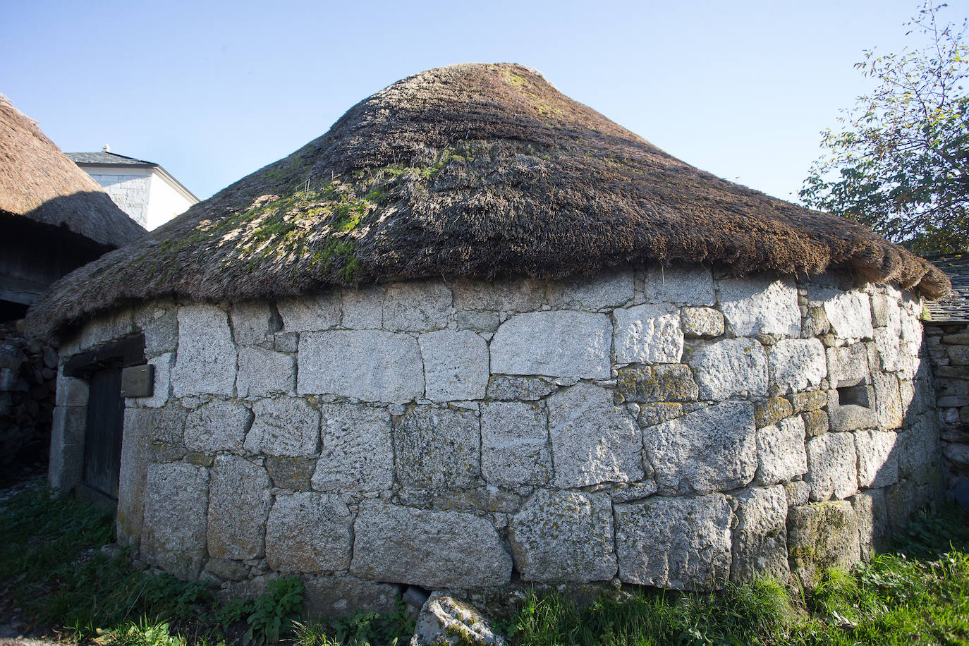 La sierra de Os Ancares es un paraje de visita obligatoria. Situada en el este de la provincia de Lugo, en la frontera con las comunidades vecinas de Castilla y León y El Principado de Asturias, se distribuye a lo largo de más de 50.000 hectáreas. Con una infinita red de senderos cruza profundos valles y asciende hasta cumbres de 2.000 metros de altura. En otoño el manto vegetal adquiere tonos rojizos. En invierno, esta zona permanece cubierta por la nieve, algo que cambia con la llegada de la primavera, cuando las aguas del deshielo fluyen desde las cumbres hasta las zonas bajas, formando numerosos riachuelos y pequeñas cascadas. 