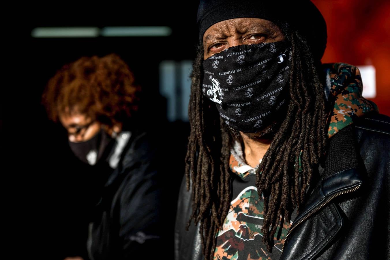 El agente Wayne Glover vigila la votación en Oberlin Street en el vecindario de Homewood, en Pittsburgh, Pensilvania.